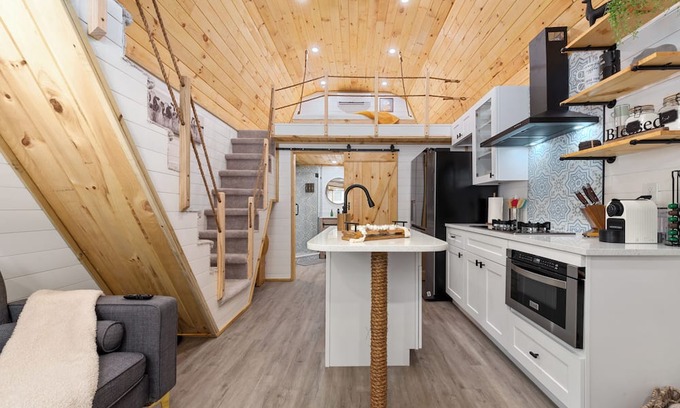 Azalea Park House | The Moose Cabin, Luxury Stay