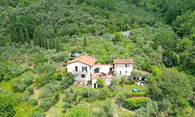 Ortonovo House | Stunning villa for 4 people with hot tub, A/C, sauna, WIFI, TV, terrace, panoramic view and par...