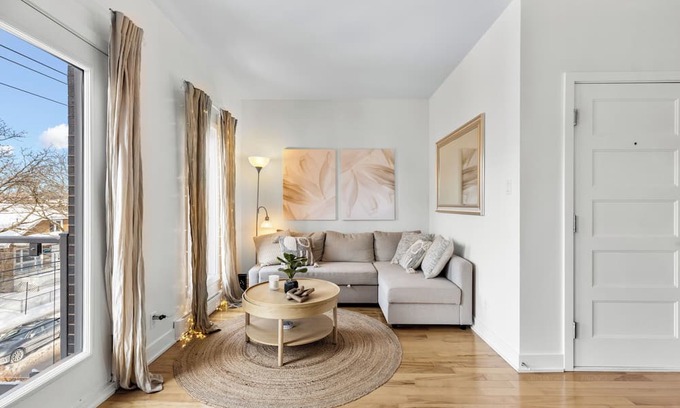 Rosemont-La Petite-Patrie Condo | Cute & Modern Condo - (Free Parking & Near Public Transit) - AC & Private Patios