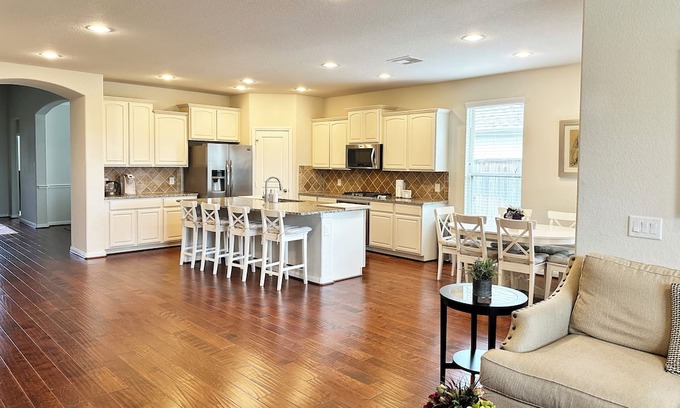 Tomball House | Refreshing 4bdr home w Pool!