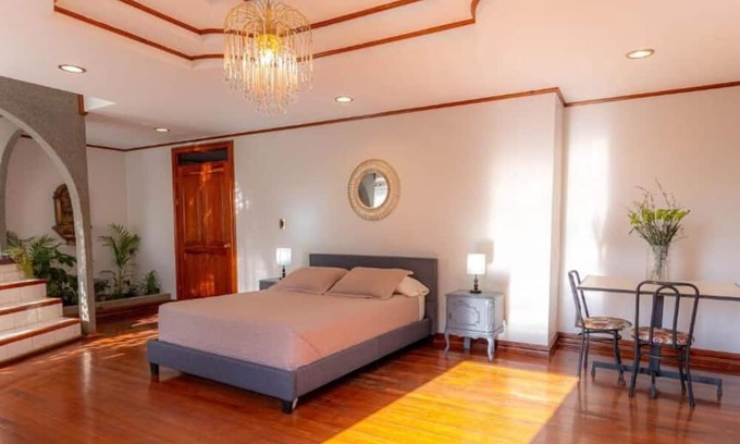 Roble House | Casa Familiar La Tortuga