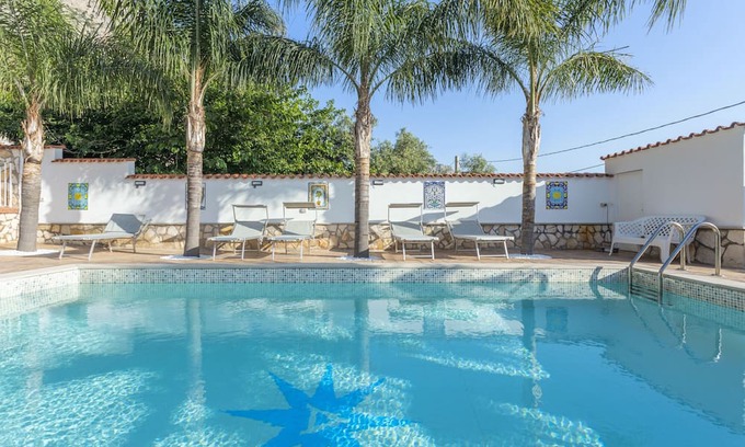 Cinisi House | Holiday Home 'Villa Antonio' with Sea View, Wi-Fi and Air Conditioning