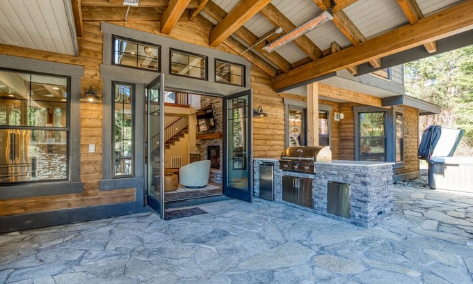 Cle Elum House | Stately home on the 17th green with private hot tub, game room & bunk room