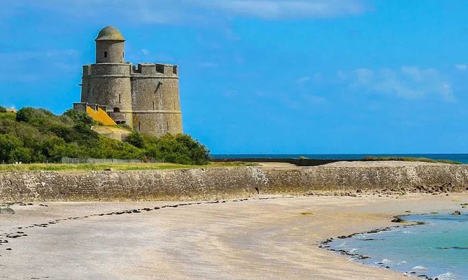 Saint-Vaast-la-Hougue House | Homerez - 200 m away from the beach! House for 4 ppl. at Saint-Vaast-la-Hougue