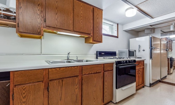 Crystal Apartment | Cozy 1BR Basement, Near Hospital with Free Parking
