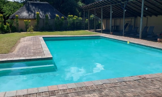 Phalaborwa Villa | Luxurious bush villa with 2 ensuite bathrooms & modern kitchen 1 km from Kruger