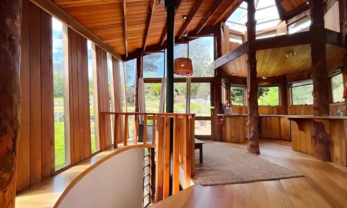 Ridgeway House | ✰Unique Wilderness Retreat 10 mins to CBD ✰ Bath, Heated Floors, Smart TV✰
