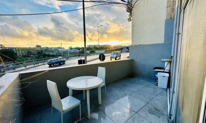 Gzira Apartment | 5-Bedroom APT in Central Area, Queen Beds