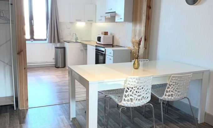 Remiremont Apartment | Appartement Les Iris, au Calme, Proche du Centre-ville