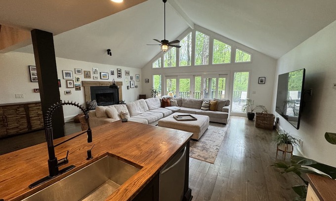 Kennesaw House | Secluded Serenity: Cozy Forest Retreat Minutes from Everything!!!