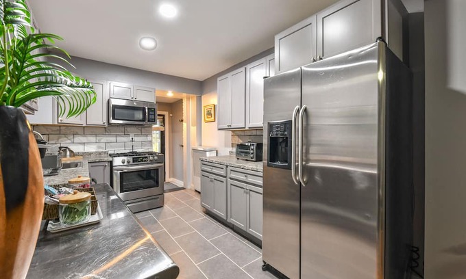Hampden House | Hampden Townhouse Walkable/parking/JHU/backyard-patio