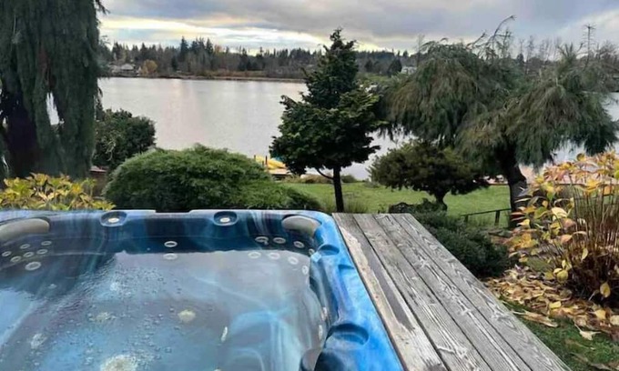 Fairview House | Lakeside Living - Hot Tub, dock, and kayaks!