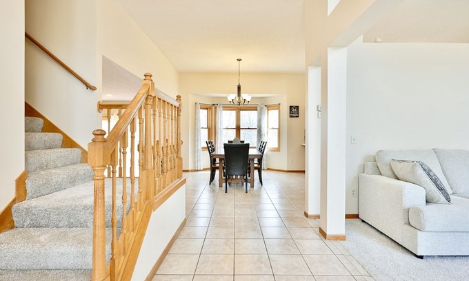 Woodbury House | Spacious Private Retreat Near Minneapolis & River!