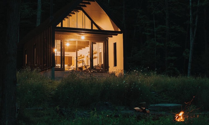 Thompson Ridge Cabin | The Pond House - An award winning, modern cabin within the Catskills forest.