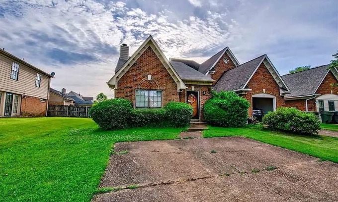 Cordova House | Charming 2-bedroom townhome with WiFi and AC in delightful Memphis/Cordova