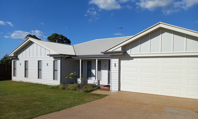 Highfields House | Airconditioned large family home. Sleeps 8 and pet friendly.