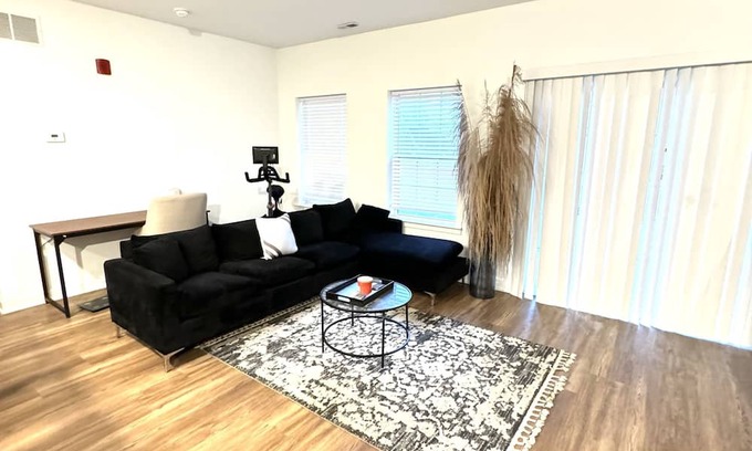 Newark Apartment | Delightful 2-bedroom apartment in Newark with fitness room, WiFi