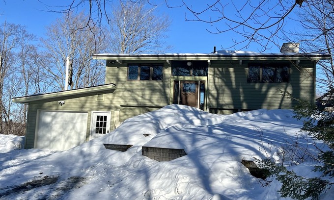 Plymouth House | Mountain Home: Hot Tub & 9 Mins to Skyeship Gondola & 20 Mins to Okemo!