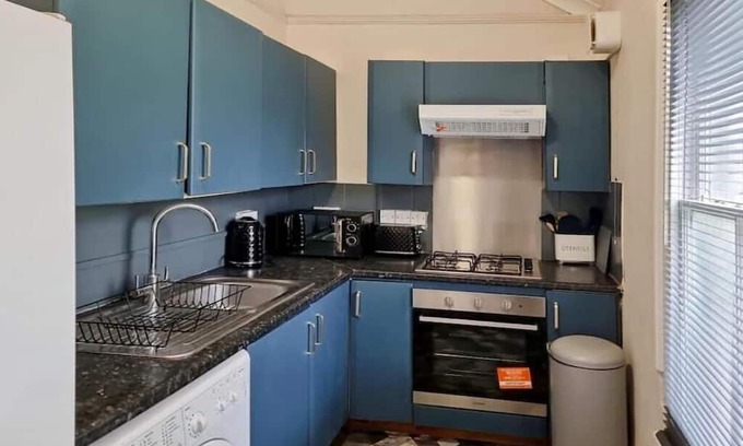 Gravesend Apartment | Gravesend 2 Bedroom Apartment Sleeps 4, 2 mins walk to Station