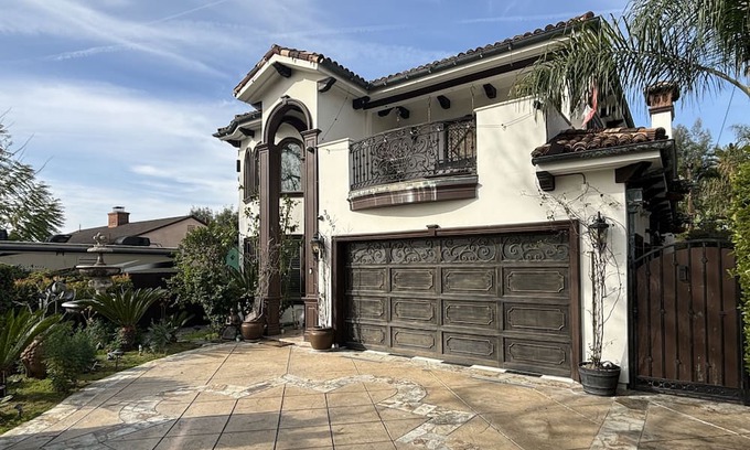 Burbank House | Charming 4-bedroom Entire House with swimming pool WiFi in welcoming Burbank