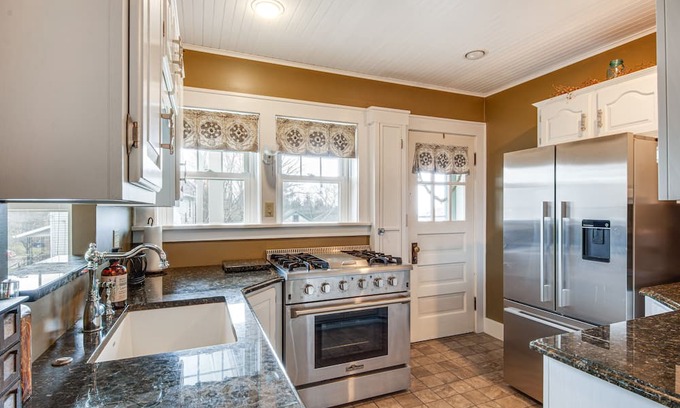 Saint Petersburg Cottage | St Petersburg Cottage w/ Porch, 2 Mi to Foxburg!