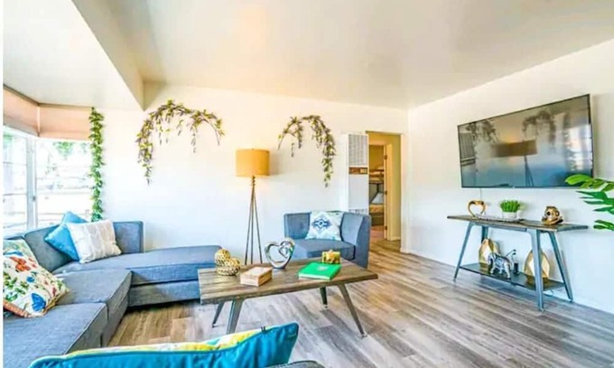 Castle Park House | 3 Bedroom Modern LuxeRetreat w/ BBQ & Billiards