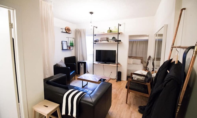 Church and Wellesley Apartment | Central & Economical Suite in Eduardian Home