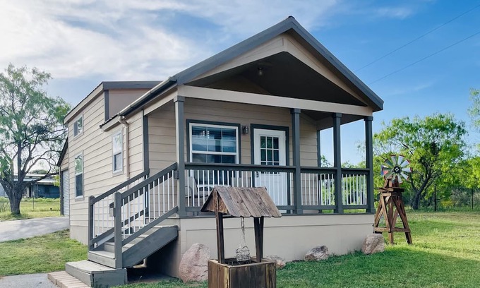 Kingsland House | Cozy Cowboy Cabin - 1 Bedroom Tiny Home - Sleeps 4