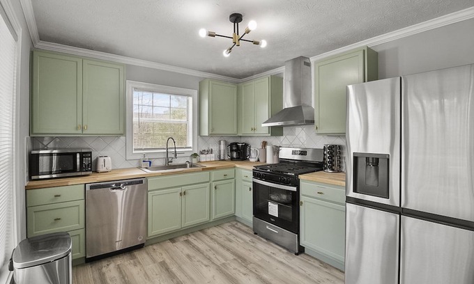 McDonough House | Family Retreat 3BR Q Beds 30 min - ATL Near shops!