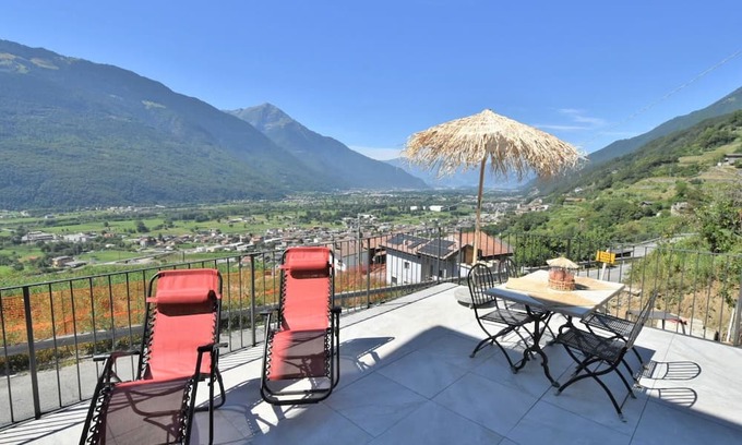 Traona Apartment | Lovely apartment for 4 guests with WIFI, A/C, TV, terrace, pets allowed and parking