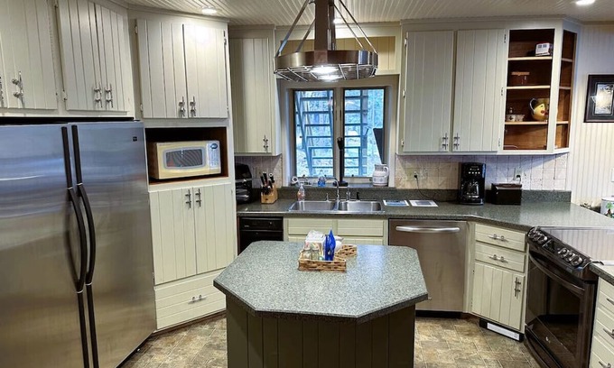 Cook House | Beautiful Lakeside Property Perfect for Any Season
