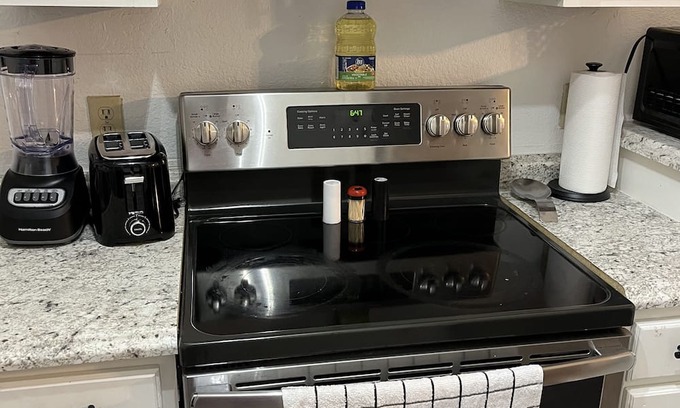 Eagle Pass Apartment | Hwy Apt - 2 bed/1 bath/Sleeps four/ 5 miles to Casino