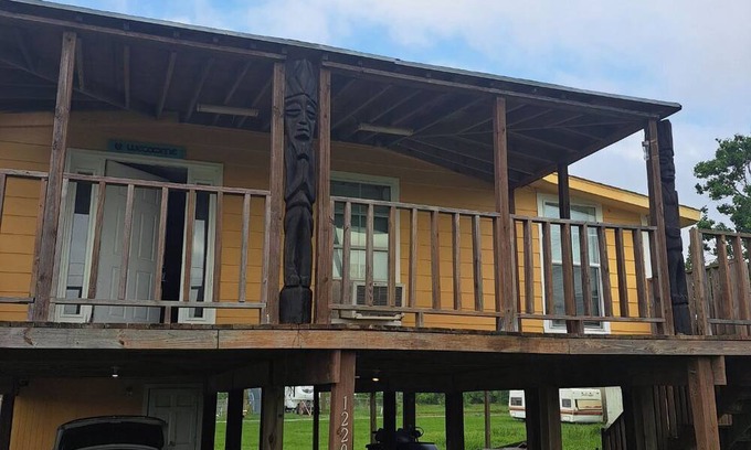 Galveston House | BUNGALOW is right off the main highway TEXAS STATE HWY 87. Easy to get there!