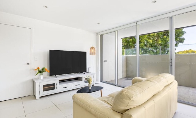 Varsity Lakes House | Shops across st! Convenient 3BR Lakeview Retreat