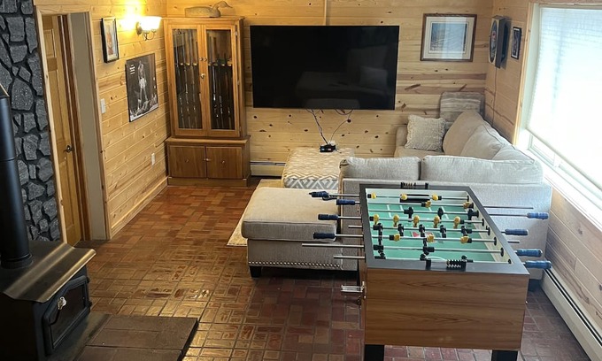 Chisholm House | Family friendly 4 bedroom house. Close to bike trails.