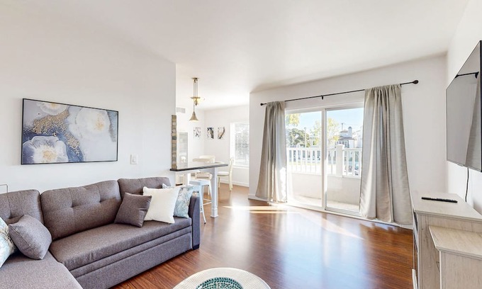 Old Towne Condo | Sunny condo by the beach with a full kitchen, balcony, & water view