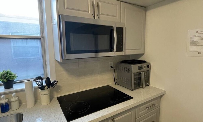 Midtown Toronto Apartment | Private bedroom 4A w/private bathroom/work desk/WI-FI