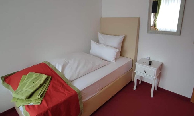 Hundsbach House | Comfortable single room with shared bathroom and kitchen