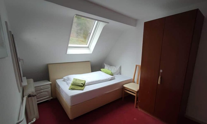 Hundsbach House | Single room with shared bathroom and kitchen