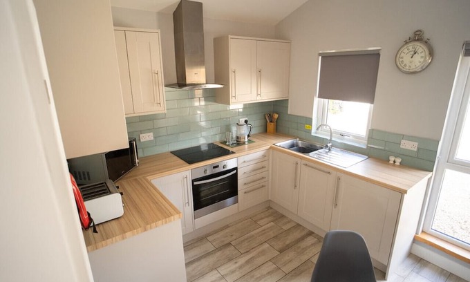 Cleeve House | The Ash View Cozy 3BR Retreat Perfect for Families