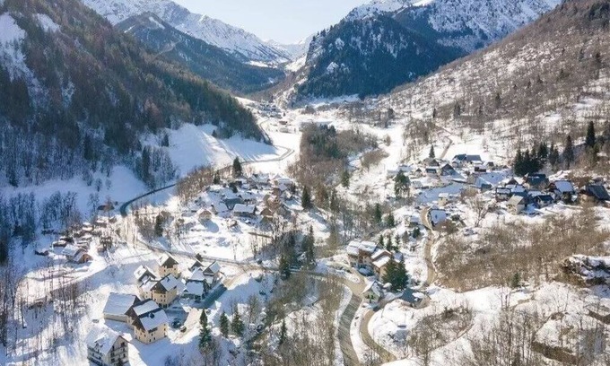 Saint-Colomban-des-Villards House | Idyllic Family Retreat: Spacious Apartments with Pool, Sauna & Outdoor Fun