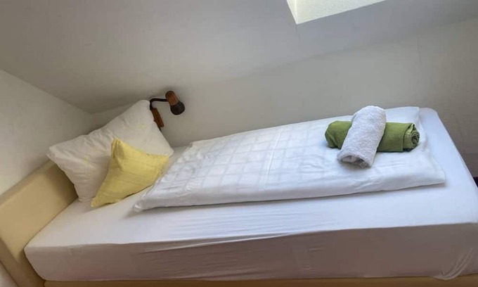 Hundsbach House | single room with shared bathroom and kitchen