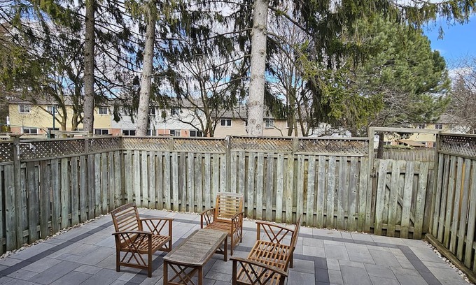 Clarkson-Lorne Park House | Modern 3 bedroom Townhouse minutes from the Lake in Port Credit!
