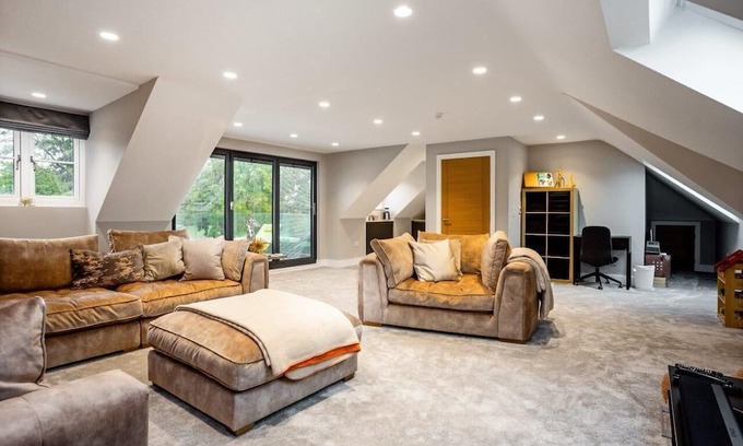 Wokingham House | Deluxe 5 Bedroom Berkshire Home
