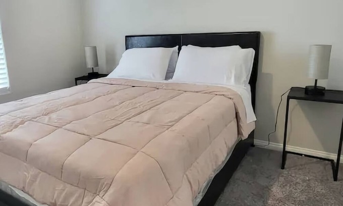 Henderson House | Warm and Cozy Home in Henderson