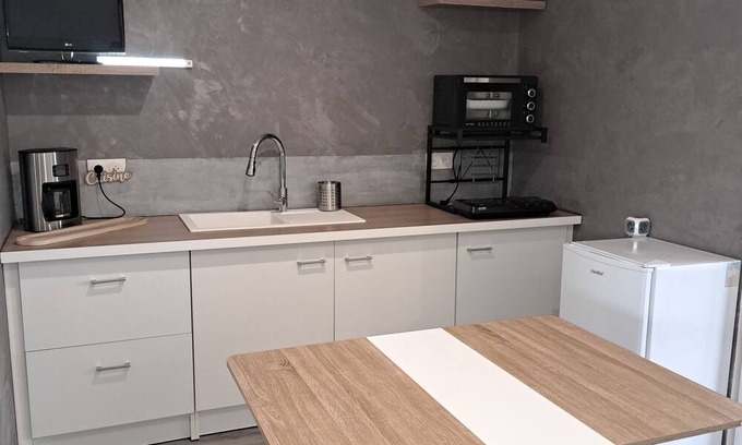 Pouilly-les-Nonains Bed & Breakfast | GINGKO room with kitchen, bathroom, WC and exterior