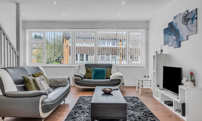 Eltham South House | Comfortable suburban setting with greenery and residential homes