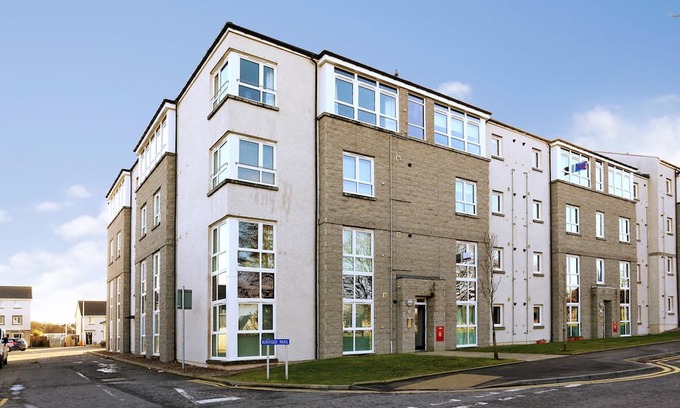Dyce Apartment | Vibrant Home in Aberdeen, Scotland