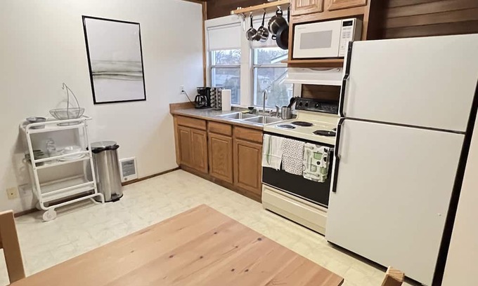 Everett House | Cozy cabin stay, 5 minutes from Downtown Everett.