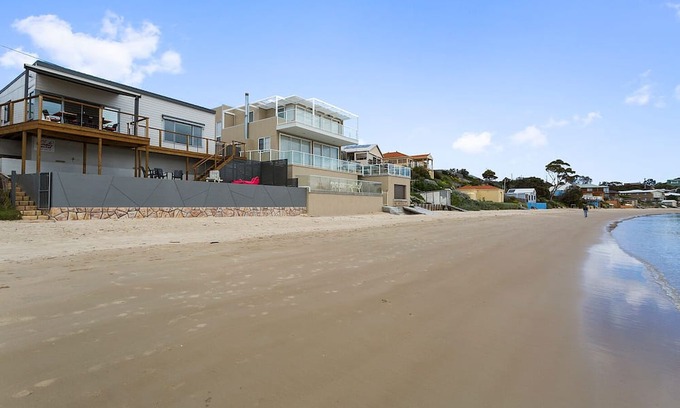 Southern House | Beachfront! New ktichen, bathroom & laundry